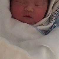 三口之家喽👪 宝宝在6月2号早8点36分出生 7斤小公举一枚 如了我和宝爸的心意 愿我的宝贝健康快乐的成...