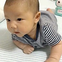 时间很快 会想你出生仿佛就在昨天 愿你健健康康快快乐乐的成长 阳光下皮肤超白～都问吃什么了皮肤这么白...