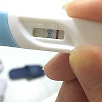 排卵后十天，还有四天姨妈，今早测出这样，肚子刺痛，是有还是没啊？