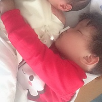 哥俩睡觉都要挨着一块