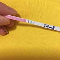 亲们，第一张是30号测得排卵试纸，第二张是刚刚测的，明天就月经期了，然后怎么还加深了，我好多疑问，...