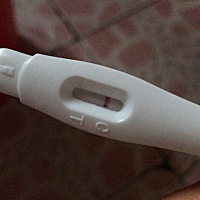 下午两点半左右测得如图1    等到晚上八点左右看就是图2有条不是很明显的红杠，是怀孕了吗？