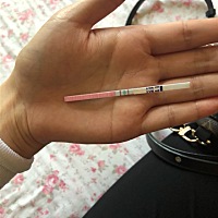 宝妈们！麻烦给我看一下这是排卵试纸。这样是否已经要排卵。一般什么时候可以同房啊。