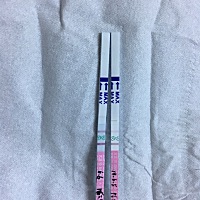 昨天月经干净了就开始下午测的试纸，有一道浅浅的颜色，今天同时间又测了 颜色加深了。 新手实在看不懂...