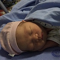 剖腹产第三天，奶涨得厉害挤也挤不出来，宝宝也吸不出来，都吸出了两个水泡也没用，怎么办