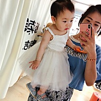 因为生了一个女儿 开了一家童装店 为了要给她每天凹造型  贩卖爱与美好