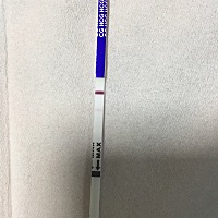 明天就要到经期了，这几天天天玩尿，连测四天都是浅浅粉印没有加深，图一是周一测的，图二是周二的，图...