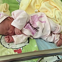 这个脸都被他抓花了.今天比昨天好多了，头和脸没那么肿了……穿那么多应该适合吧！