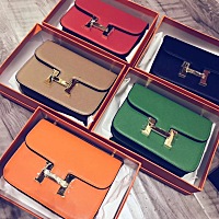 女人变美不是为了配上谁，而是一种生活态度，女人无论在哪个年龄段，都要有一种坚持美丽的态度。美丽是...