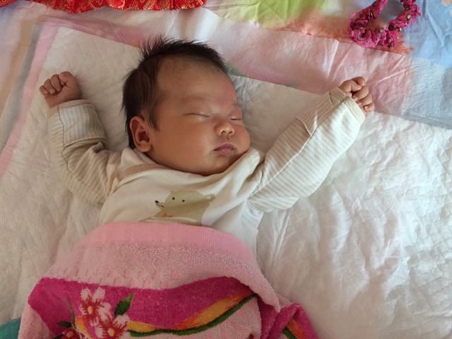 还没满月，等满月了就可以剪头发了……