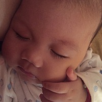 和你姐姐一样，睫毛又长又浓密，就是眉毛太浓了