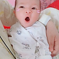 亲爱的宝妈们。你们宝宝月子里都长多少斤啊 我家生下来7.3 出院7斤 明天要满月了 昨天称了8.6斤 这个范...