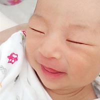 末满月的宝宝偶尔会笑出声来，而且声音还特大。