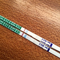 我末次月经5月3号，到现在大姨妈还没有来，测了试纸，第一个是昨天下午的，第二个是今天早上的，这是怀...