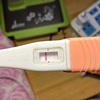 大姨妈推迟3天了，测了好多次都是白板，今天早上这个结果是不是？希望希望🙏🙏