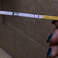 生理期推迟第二天，早早孕试纸这样，算怀孕吗？