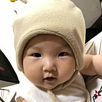 小公举7个月了，6个月拍的纪念照，超级好玩。