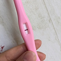 末次5.14.是不是有点印？昨天测是白板，今早测了还是白板，中午又捡出来看了下，有点印，这是试纸有问题...