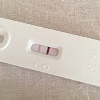 怎么宝宝几个月，上一次例假是五月五号来的，今天测出来浅浅的   是不是要等半个月再去医院检查