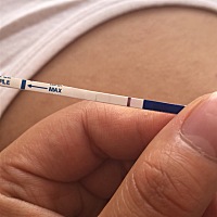 上个月16来的月经，这个月还没到，晨尿超级浅，是怀孕了吗？