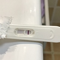 昨天晚上测了一个也是有一条很淡很淡的印，不仔细看不出来！这早上测也是一样，有一条很淡的印！这到底...