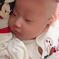 奶奶说天气热，不给你兜尿不湿，怕你红屁屁，结果你就在沙发上、床上到处画地图😂结果就是奶奶洗都洗...