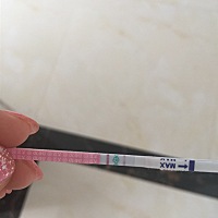 上个月5月8号来月经，现在用排卵试纸测还是有一条红色线？这是正常吗？现在又吃中药调理中，按道理说在...