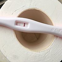 月经推迟8天了   测了下  一条深一条浅   这是怀孕还是没怀孕啊？急