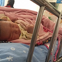 六月十号 七点三十三分 我儿子安安 平安到来 八斤四两 虽然半条老命差点没有了 但是值了 医生都说孩子看...
