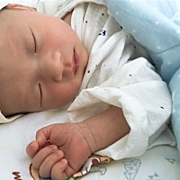 我们家宝宝白天能睡三四个小时才醒来吃奶，如果晚上折腾了，白天睡四五个小时，这样没问题吗，我想弄醒...