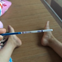 亲们帮我看看，我距离上个月得末次月经还有7天，今天刚测试了有一条不是很明显，帮看看这样是不是怀孕了...