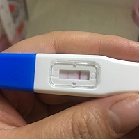 有没有早早孕弱阳性，并且来着大姨妈的仙女们！今天同房第13天，早早孕弱阳！然而下午就有来姨妈的前兆...