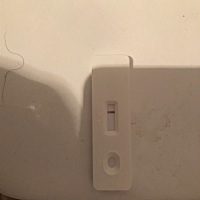 月经推迟九天 有恶心的症状 腹部感觉有点重 今天用早早孕试纸检测了是一条杠 是什么情况