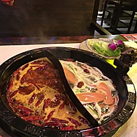 今晚偷偷和朋友去吃了火锅，又辣又饱。会不会辣到宝宝呀😄