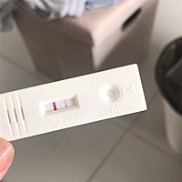 上个月16号左右来的月经，今天用验孕棒测试一深一浅，测了5根都是一样，这是怀没怀呢？是验孕棒放久了第...