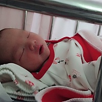 接女宝宝的来。昨天早上剖腹产的。一直想要一个女儿终于实现了。第一胎是个儿子。虽然到今天屁还没...