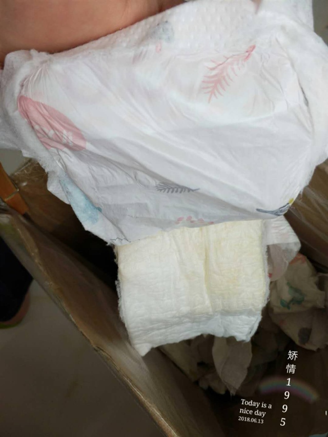 3，从一头开始撕，要把最后一层与防水层挨着的棉纸揭开，这样才能揭干净，开始撕的时候慢点，有些地方没有完全撕开的需要拽开，要小心呦不小心会拽坏的。