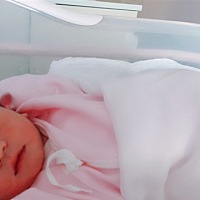 6月13日中午12：27分顺产六斤四两男宝宝一枚！我的小情人！看见你的那一刻一切都值得[心]