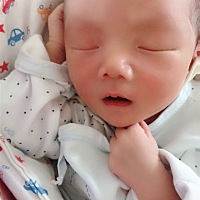 一直以为是个女宝宝，出来又是男宝。孩爸快嫌弃死了