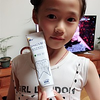 今晚老二第一次刷这个牙膏，她刷完之后跟我说：妈妈这个牙膏感觉挺舒服的，有好多泡沫，有淡淡的薄荷味...