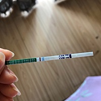 大家帮我看看是不是有条很浅色的印，还是我眼花了？是怀了？