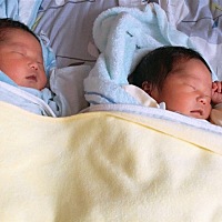 有朋友私信要看宝宝照片，所以配图再发一次，37周生，双胞胎男宝，哥哥6.2斤，弟弟5.4斤。今天第9天。