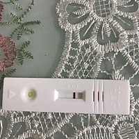 排卵期后十一天就测了一个试纸，很浅很浅的一点点，你们帮忙看下，是不是试的太早了，这算是有吗？