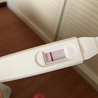 亲们，该来大姨妈的第二天，测到一道灰白色，有稍许褐色分泌物，是怀上了吗