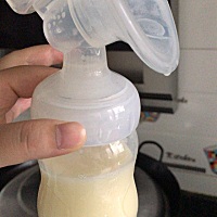 小宝吃不完的奶可以给大宝吃吗？大宝现在2岁半，