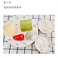 【西葫芦苹果软饼】西葫芦软嫩可口，再加上苹果淡淡的香气，再加一个鸡蛋，即能补充维生素，又能补充蛋...