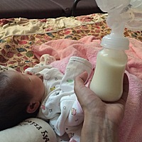 这家伙只顾着睡觉，我每时每刻都涨奶难受的很