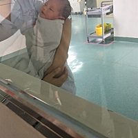 宝宝因为生太久，宫内缺氧导致头部挤压变形有血块，会不会有什么事，好担心，妈妈们你们有了解这样的事情吗