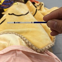 排卵过后第9天早早孕测试T区有一点点粉粉的印。为什么第二天早上又测怎么就没有了