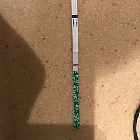 今天早上测的，貌似旁边有浅浅的一条，不知道是不是怀孕了？还是昨天晚上刚跟老公同房过对测试有影响，...